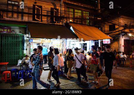 BANGKOK - NOVEMBER 9, 2019 : Touristen kaufen und essen Essen in Yaowarat Straße, Hauptstraße in Chinatown, die berühmte Nacht Street Food in Bangkok auf Novemb Stockfoto