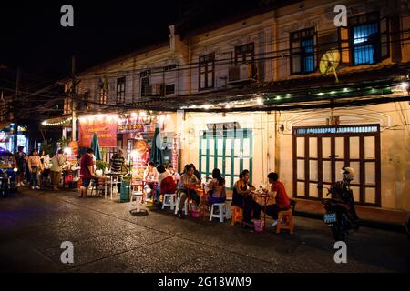 BANGKOK - NOVEMBER 9, 2019 : Touristen kaufen und essen Essen in Yaowarat Straße, Hauptstraße in Chinatown, die berühmte Nacht Street Food in Bangkok auf Novemb Stockfoto