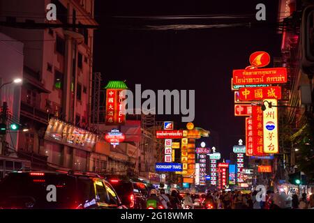 BANGKOK - NOVEMBER 9, 2019 : Touristen kaufen und essen Essen in Yaowarat Straße, Hauptstraße in Chinatown, die berühmte Nacht Street Food in Bangkok auf Novemb Stockfoto