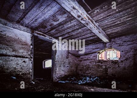 Albtraum-Horror-Keller in einer alten verlassenen Scheune im "Blair Witch Project" Stil. Leerstehende, unbewohnte Architektur, verlassener Ort. Stockfoto