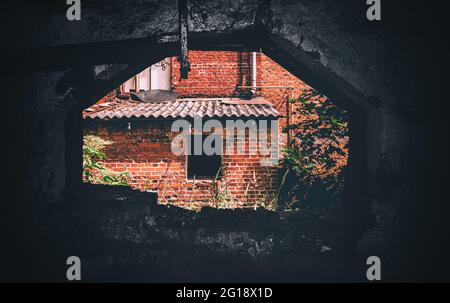 Glänzendes Grauen in einem verlassenen Spukhaus im Wald Blair Witch Project mit einsamen Clowns im Horrorhaus. Fluchtpunkt-Perspektive. Stockfoto