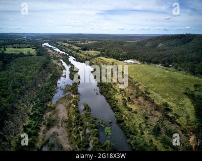 Luftaufnahme des Burnett River direkt stromabwärts vom Paradise Dam bei Coringa Queensland Australia Stockfoto