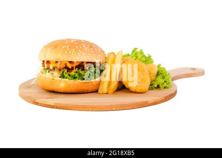 Hühnchen-Hamburger mit Nuggets und pommes auf einem Holzteller auf weißem Hintergrund Stockfoto