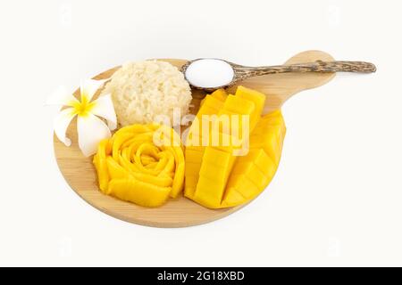Mango klebriger Reis mit Blume auf einem Holzteller auf weißem Hintergrund Stockfoto