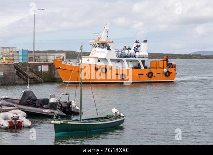 Baltimore, Cork, Irland. Juni 2021. Die Fähre Dún an ÓIR II kommt von Clare Island zum Pier in Baltimore, Co. Cork. - Credit; David Creedon / Alamy Live News Stockfoto