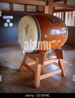 Taiko ist eine große Auswahl an japanischen Schlaginstrumenten. Diese Trommeln haben einen mythologischen Ursprung in der japanischen Folklore. Burg Hiroshima, Japan. Stockfoto