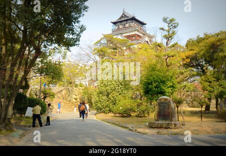 Die Burg von Hiroshima wurde in den 1590er Jahren erbaut, aber durch den Atombombenangriff am 1945 zerstört. Es wurde 1958 wieder aufgebaut, eine Nachbildung des Originals. Stockfoto