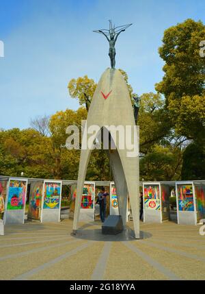Hiroshima Peace Memorial Park. Kinderfriedensdenkmal zum Gedenken an Sadako Sasaki und die Tausenden von Kinderopfern der Atombombe. Stockfoto