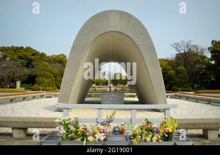 Hiroshima Peace Memorial Park. Memorial Cenotaph mit den Namen aller von der Bombe getöteten Personen. Japan, 02-15-2015 Stockfoto