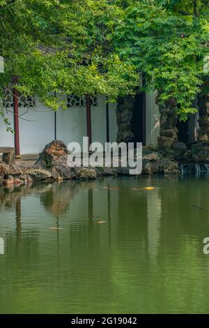 Innenansicht des Liu Yuan Gartens, einem traditionellen chinesischen Garten und UNESCO-Weltkulturerbe in Suzhou, China. Stockfoto