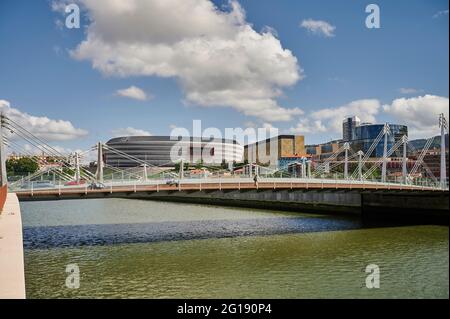 Nervion und Frank Gehry Brücke mit dem Athletic Club de Bilbao Fußballstadion (San Mames), Bilbao, Biscay, Euskadi, Euskal Herria, Baskische Cou Stockfoto