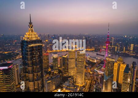 Nachtansicht von Wolkenkratzern in Lujiazui, dem Finanzviertel in Shanghai, China, Luftaufnahme. Stockfoto