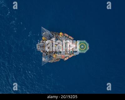 Luftaufnahme der Offshore-Ölbohranlage am Meer. Stockfoto