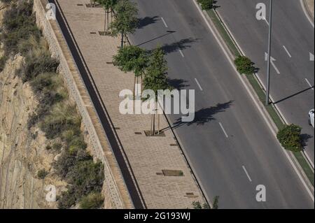 Bild einer Straße in der Stadt Alicante, in der Valencianischen Gemeinschaft, Spanien. Ansicht Stockfoto