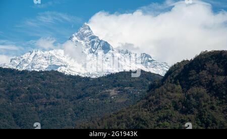 Annapurna Massiv Berge Himalaya bedeckt von Wolken, Schnee und Eis in Nord-Zentral-Nepal Asien. Stockfoto