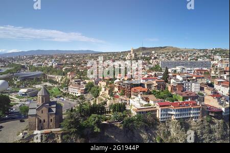 Tiflis Stadtbild des antiken Zentrums Luftdrohne Blick auf helle sonnige Tage. Reisen Sie nach Georgien Thema Stockfoto
