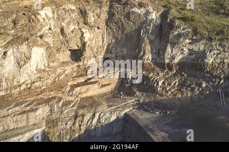 Eingang des Tunnels in Felsendrahnen-Ansicht an sonnigen Tagen Stockfoto