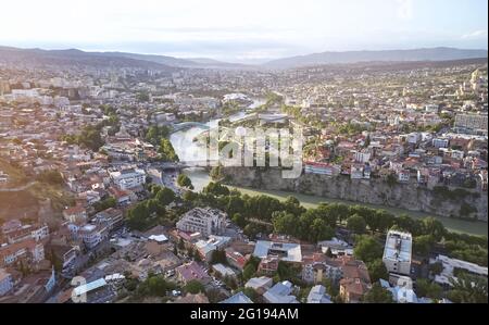 Altstadt Tiflis Stadtzentrum Luftaufnahme über Drohne Ansicht. Georgisches Reisethema Stockfoto