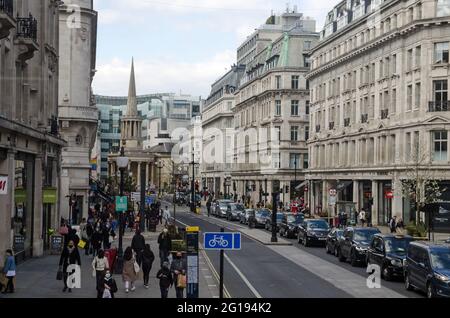 London, Großbritannien - 16. April 2021: Erhöhte Sicht auf Käufer und Verkehr auf der Upper Regent Street, Fitzrovia, London. Stockfoto