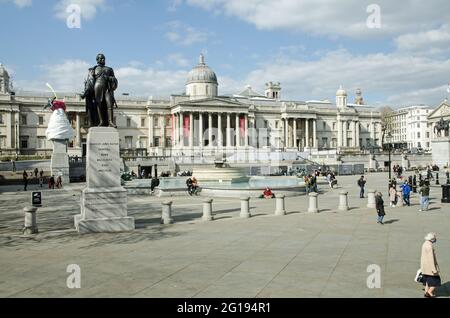 London, Großbritannien - 16. April 2021: Leicht erhöhter Blick über den Trafalgar Square mit Blick auf die National Gallery an einem sonnigen Nachmittag. Der Verfemer