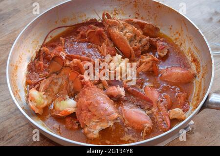 Obster-Sauce mit Tomatenmark in der Pfanne kochen Stockfoto