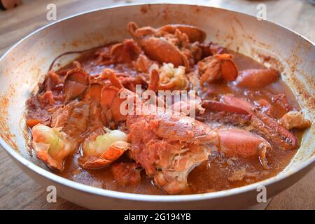 Obster-Sauce mit Tomatenmark in der Pfanne kochen Stockfoto