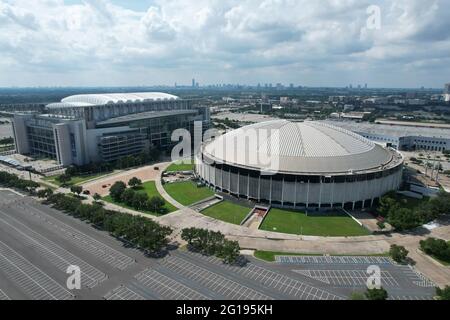 Eine Luftaufnahme des NRG Stadions und Astrodome, Sonntag, 30. Mai 2021, in Houston. Das NRG Stadium ist die Heimat der Houston Texans. Der Astrodome diente als Stockfoto