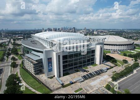 Eine Luftaufnahme des NRG Stadions und Astrodome, Sonntag, 30. Mai 2021, in Houston. Das NRG Stadium ist die Heimat der Houston Texans. Der Astrodome diente als Stockfoto