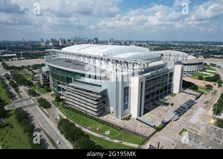 Eine Luftaufnahme des NRG Stadions und Astrodome, Sonntag, 30. Mai 2021, in Houston. Das NRG Stadium ist die Heimat der Houston Texans. Der Astrodome diente als Stockfoto