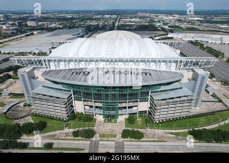 Eine Luftaufnahme des NRG Stadions und Astrodome, Sonntag, 30. Mai 2021, in Houston. Das NRG Stadium ist die Heimat der Houston Texans. Der Astrodome diente als Stockfoto