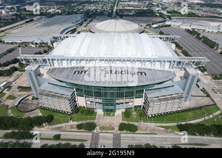 Eine Luftaufnahme des NRG Stadions und Astrodome, Sonntag, 30. Mai 2021, in Houston. Das NRG Stadium ist die Heimat der Houston Texans. Der Astrodome diente als Stockfoto