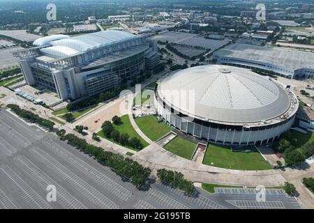 Eine Luftaufnahme des NRG Stadions und Astrodome, Sonntag, 30. Mai 2021, in Houston. Das NRG Stadium ist die Heimat der Houston Texans. Der Astrodome diente als Stockfoto