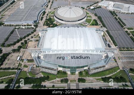 Eine Luftaufnahme des NRG Stadions und Astrodome, Sonntag, 30. Mai 2021, in Houston. Das NRG Stadium ist die Heimat der Houston Texans. Der Astrodome diente als Stockfoto