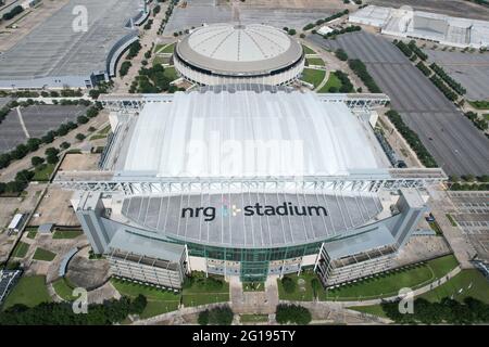 Eine Luftaufnahme des NRG Stadions und Astrodome, Sonntag, 30. Mai 2021, in Houston. Das NRG Stadium ist die Heimat der Houston Texans. Der Astrodome diente als Stockfoto