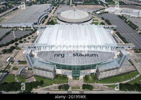 Eine Luftaufnahme des NRG Stadions und Astrodome, Sonntag, 30. Mai 2021, in Houston. Das NRG Stadium ist die Heimat der Houston Texans. Der Astrodome diente als Stockfoto