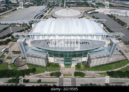 Eine Luftaufnahme des NRG Stadions und Astrodome, Sonntag, 30. Mai 2021, in Houston. Das NRG Stadium ist die Heimat der Houston Texans. Der Astrodome diente als Stockfoto