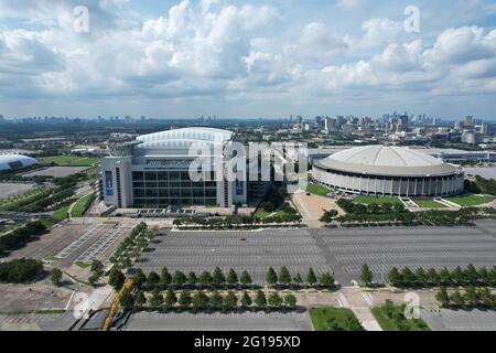 Eine Luftaufnahme des NRG Stadions und Astrodome, Sonntag, 30. Mai 2021, in Houston. Das NRG Stadium ist die Heimat der Houston Texans. Der Astrodome diente als Stockfoto