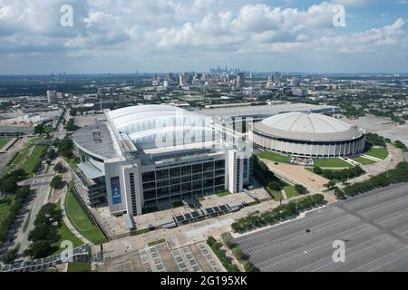 Eine Luftaufnahme des NRG Stadions und Astrodome, Sonntag, 30. Mai 2021, in Houston. Das NRG Stadium ist die Heimat der Houston Texans. Der Astrodome diente als Stockfoto