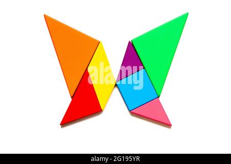 Farbe Tangram Puzzle in Schmetterlingsform auf weißem Hintergrund Stockfoto