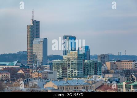 Ein Bild des modernen Geschäftsviertels von Vilnius aus der Ferne. Stockfoto