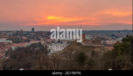 Ein Bild der Sonne über Vilnius, Litauen. Stockfoto