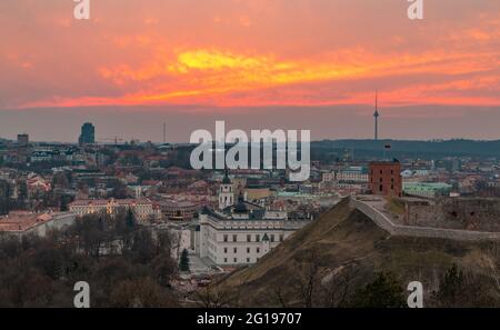 Ein Bild des Sonnenuntergangs über Vilnius mit dem Turm der Burg Gediminas und dem Palast der Großherzöge von Litauen. Stockfoto