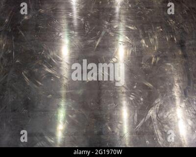 Zerkratzter, glänzender Aluminiumblechboden mit Vollformathintergrund Stockfoto
