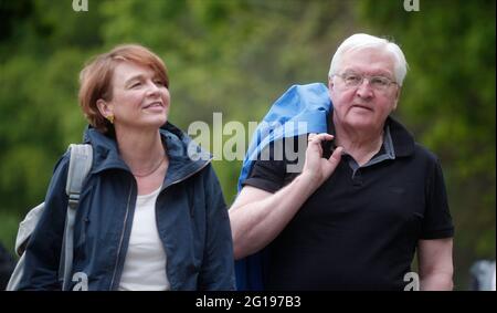 06. Juni 2021, Schleswig-Holstein, Lübeck: Elke Büdenbender, Ehefrau des Bundespräsidenten, und Frank-Walter Steinmeier (SPD), Bundespräsident der Bundesrepublik Deutschland, machen sich auf eine Wandertour entlang der Landesgrenze zwischen Schleswig-Holstein und Mecklenburg-Vorpommern. Foto: Markus Scholz/dpa Stockfoto