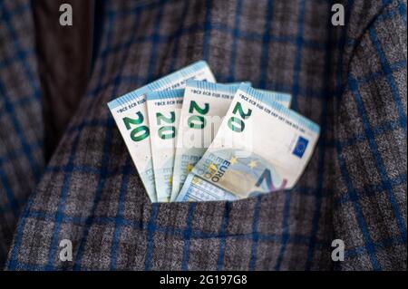 Tasche der Karo-Jacke aus 20 Euro-Scheinen Stockfoto