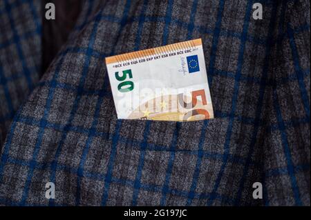 Tasche der Karo-Jacke aus 50 Euro-Scheinen Stockfoto