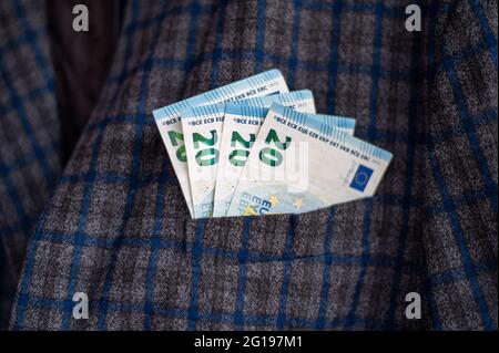 Tasche der Karo-Jacke aus 20 Euro-Scheinen Stockfoto