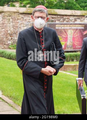 Worms, Deutschland. Juni 2021. Kölner Kardinal Rainer Maria Woelki ist heute Morgen auf dem Weg zu einem Festgottesdienst im Wormser Dom. Woelki versicherte in einer am selben Tag für den Kölner Dom-Rundfunk ausgeteilten Erklärung, dass er auf Veränderungen in seiner Diözese drängen wolle. Zuvor stand er unter dem Druck des Rücktritts des Münchner Kardinals Marx, auch Konsequenzen aus dem Missbrauchsskandal in der katholischen Kirche zu ziehen. Kredit: Frank Rumpenhorst/dpa/Alamy Live Nachrichten Stockfoto