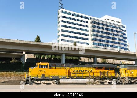 Tacoma, Washington, USA. März 2021.die Lokomotive eines Güterzuges in der Innenstadt fährt auf der Eisenbahn Stockfoto