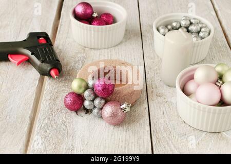 Kerzenhalter aus Glaskugeln. Schöne Tischdekoration für Weihnachten und Karneval. Wie man, Schritt für Schritt, Tutorial. Stockfoto